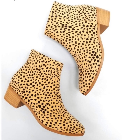 LAST PAIR! Vegan cheetah print ankle booties - Picture 2 of 6